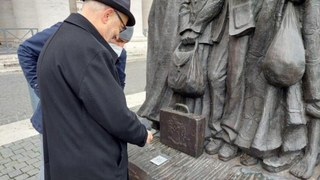 Código QR en la escultura Ángeles desprevenidos