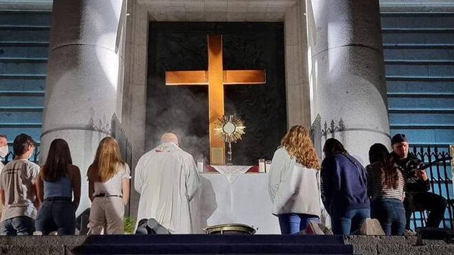 Osoro, rezando con jóvenes