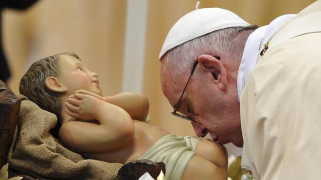 El Papa besa al Niño Jesús
