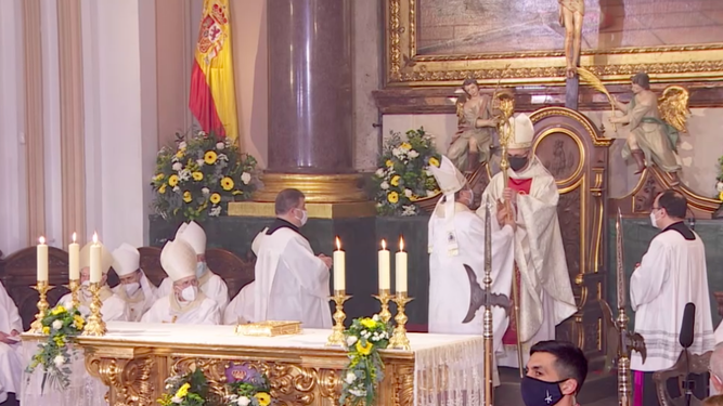 El Nuncio entrega el báculo a Juan Antonio Aznárez