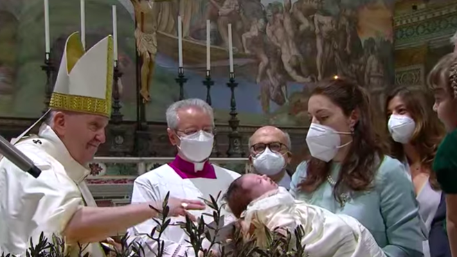 Francisco bautiza a varios niños en la Sixtina