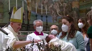 Francisco bautiza a varios niños en la Sixtina