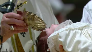 El Papa bautiza a una pequeña