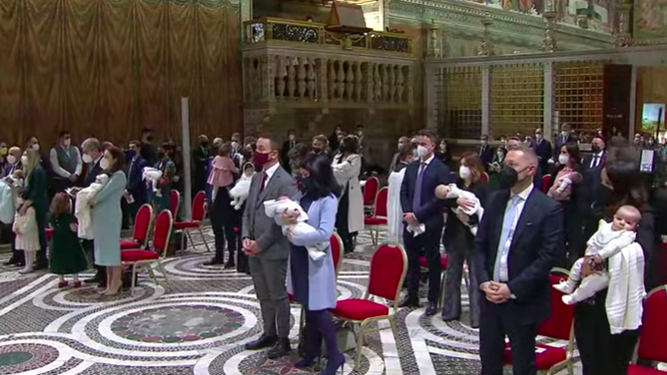 Los pequeños, sus padres y padrinos, en la Capilla Sixtina