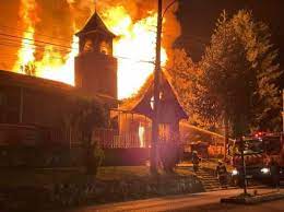 Incendio destruye Iglesia de San Sebastián de Curarrehue