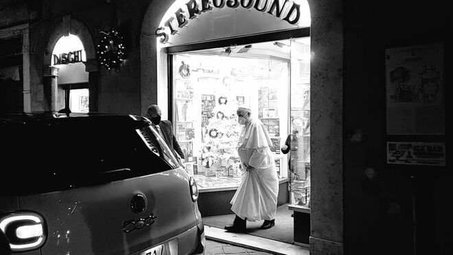 Francisco visita por sorpresa una tienda de discos en Roma