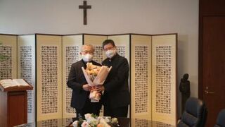 Cardenal Yeom (izquierda) y arzobispo Chung