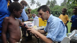 El Dr. Oriol Mitjà y la Fundación de Lucha contra el Sida y las Enfermedades Infecciosas.