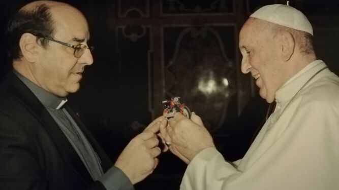 El padre Florencio entrega al papa una moto reciclada en la cárcel.