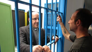 Florencio Roselló, hablando con un preso.