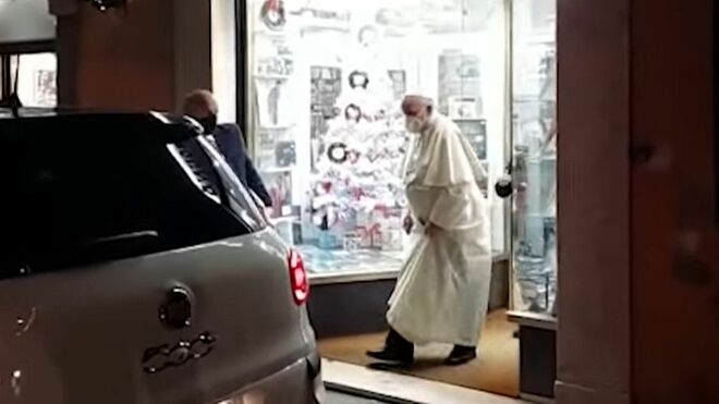 Francisco saliendo de la tienda de discos