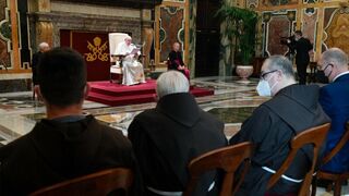 Un "dolor en la pierna" obliga al Papa a leer sentado su discurso, pero mantiene su agenda