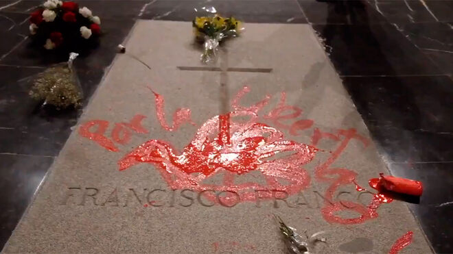 Una paloma roja sobre la tumba de Franco