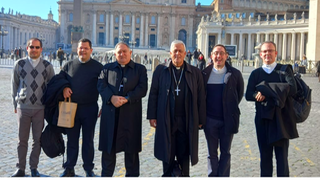 Rosendo Álvarez, junto a José Mazuelos y colaboradores, hoy en el Vaticano