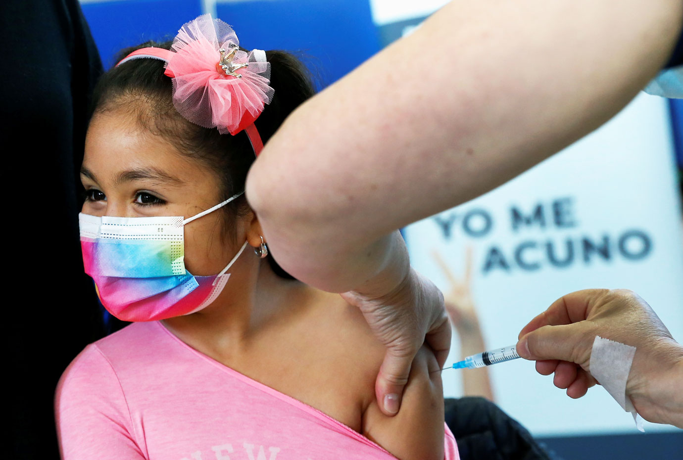 Niña vacunada contra Covid en Brasil
