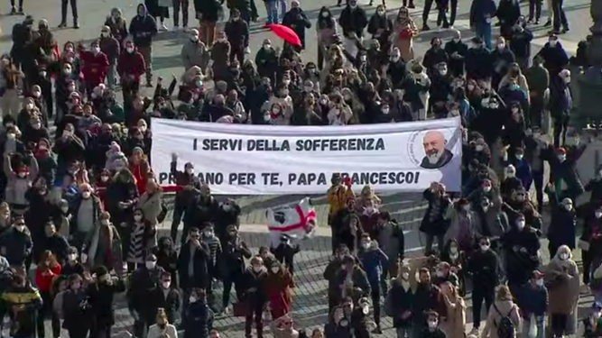 Fieles rezan por, y con, el Papa