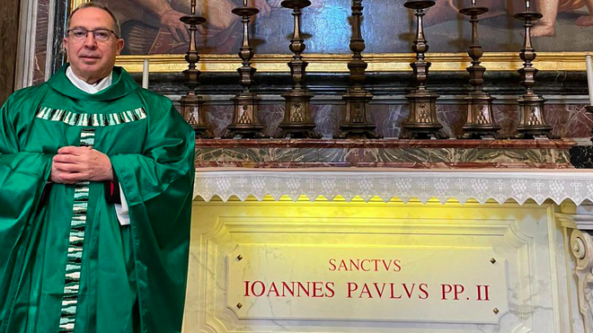 El obispo de Zamora, junto a la tumba de Juan Pablo II