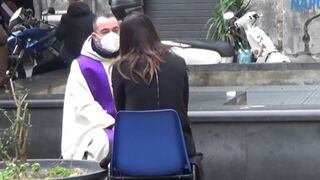 Confesionario 'ambulante' del padre Michele Madona