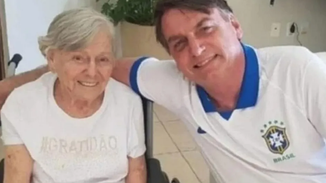 Jair Bolsonaro junto a su madre