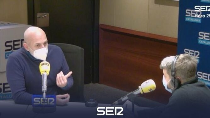 Alejandro Palomas, con Aimar Bretos ayer, en La Ser