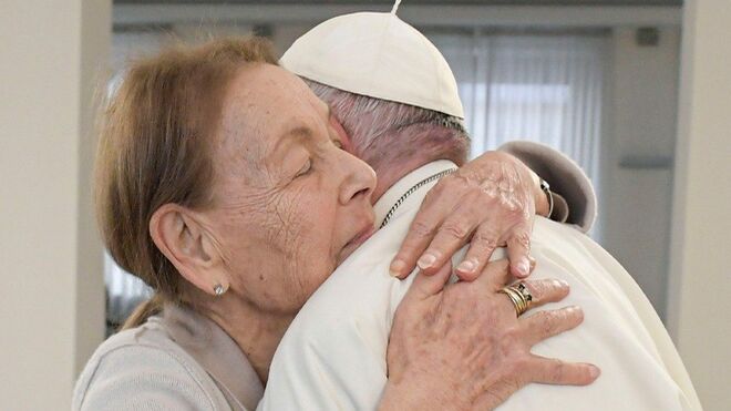Nuevo abrazo de Edith Bruck y Francisco
