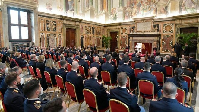 Francisco recibe a la Policía Italiana