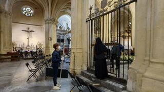 Ensayo de la ceremonia, un niño presentará el báculo.