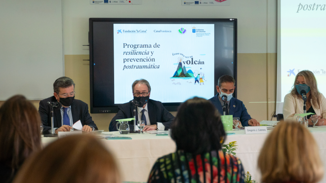 De izquierda a derecha: el director territorial de CaixaBank en Canarias, Juan Ramón Fuertes; el subdirector general de Fundación ”la Caixa”, Marc Simón; el director general de Ordenación, Innovación y Calidad de la Consejería de Educación, Universidades, Cultura y Deportes del Gobierno de Canarias, Gregorio José Cabrera, y la decana del Colegio de Psicología de Tenerife, Carmen Linares, durante la presentación del programa de promoción de la resiliencia.