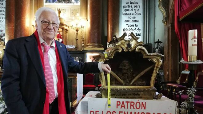 El padre Ángel en San Antón, con San Valentín
