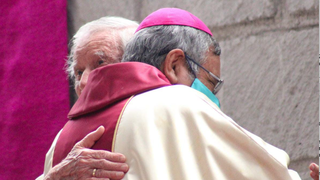 “Don Luis Ugalde es un tesoro para la Iglesia” sostuvo Mons. Fidencio Lopez Plaza. Foto: Periódico Noticias de Querétaro