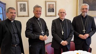 Los responsables del Sínodo reciben al arzobispo Osoro