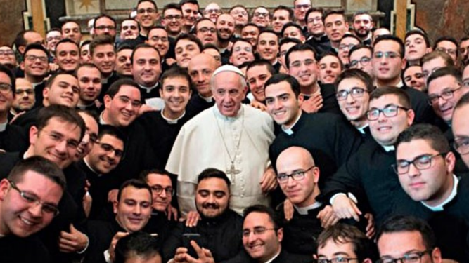 El Papa, rodeado de sacerdotes en una foto de archivo