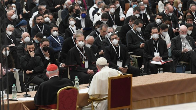 El Papa, en el simposio sobre el sacerdocio