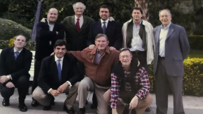 Gómez Cuesta con el grupo de curas