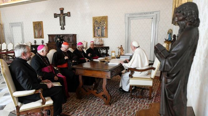 El Papa, con la junta del CELAM en una foro de archivo