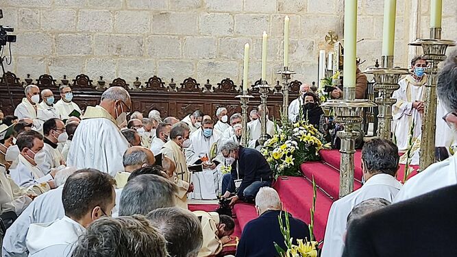 Jesús Pulido, postrado en el suelo de la catedral
