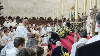 Jesús Pulido, postrado en el suelo de la catedral