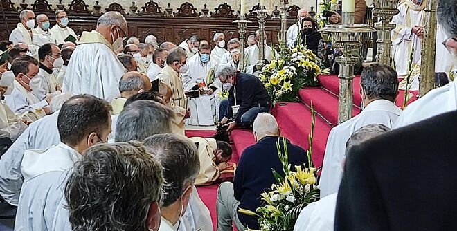 Jesús Pulido, postrado en el suelo de la catedral