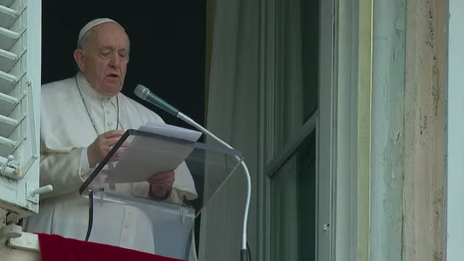 El Papa, durante el rezo del Angelus