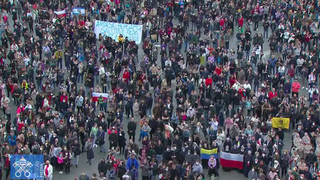 Banderas de Ucrania y Polonia en la plaza de San Pedro