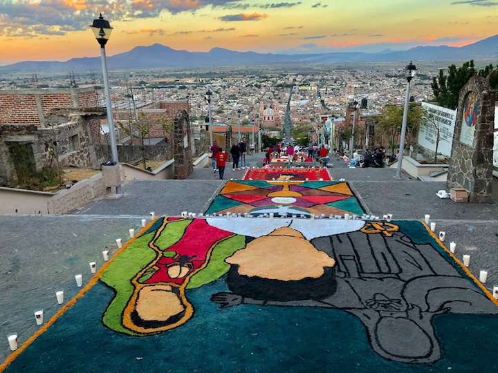 Alfombra de flores para conmemorar a José Sánchez del Río