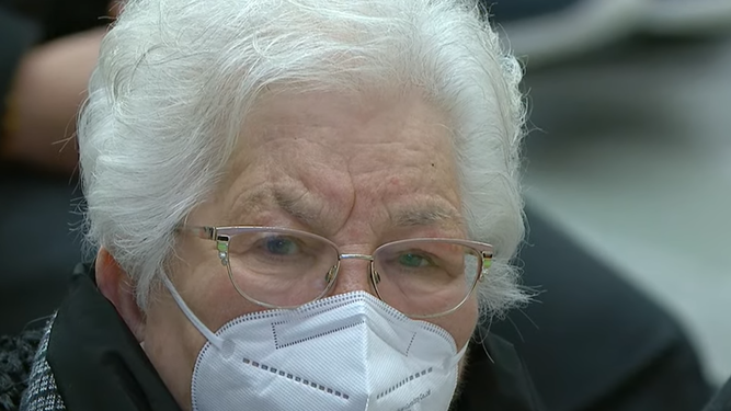 Anciana en la audiencia