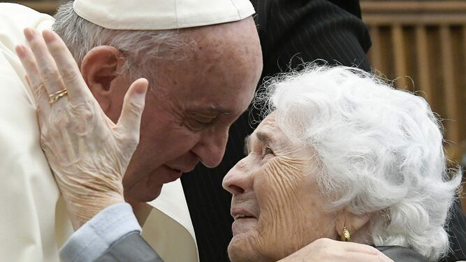 El Papa y una anciana