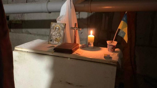 Misa en un refugio antiaéreo de Kiev