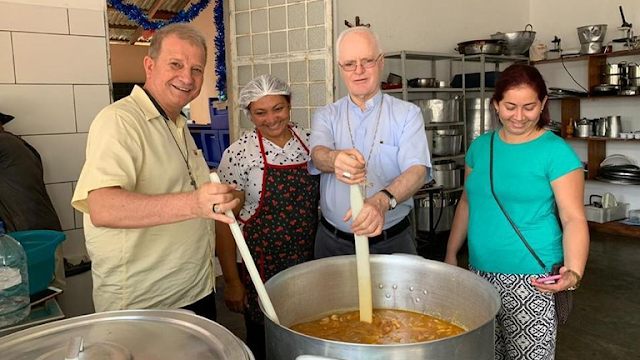 Mons. Mario Antonio con los migrantes