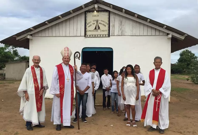 Mons. Mario Antonio en comunidad indígena