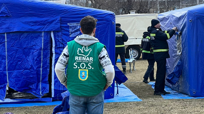 Mensajeros de la Paz y voluntarios de REMAR en el campamento militar de Siret