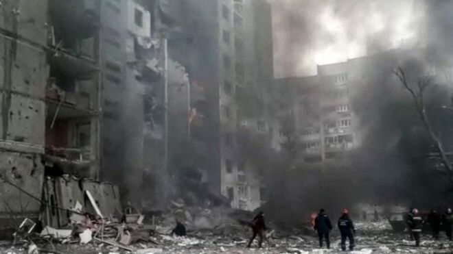Edificio de apartamentos dañado en un bombardeo. Ucrania