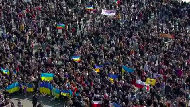 Muchas banderas de Ucrania en San Pedro
