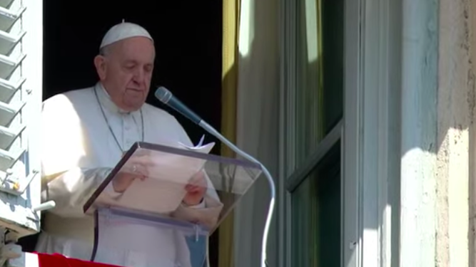 El Papa, durante el rezo del Angelus